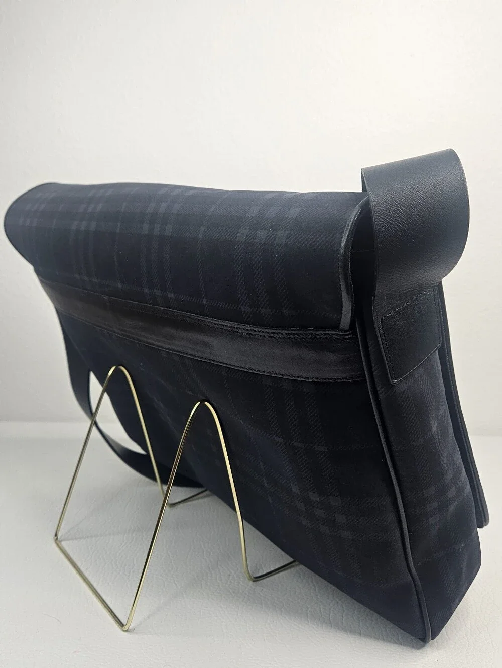 Authentic Burberry London Black Nova Check Messenger Crossbody Laptop Bag